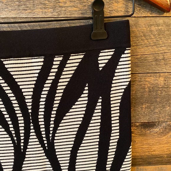 BEBE Bandage Tropical Leaves JACQ Skirt Size XS NWT - Picture 9 of 11